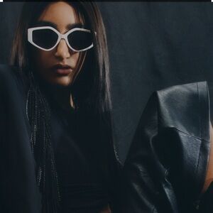 QUAY Hot Gossip White Sunglasses new in case